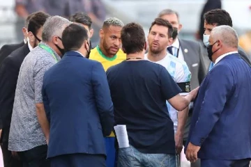 விதி மீறல்... களத்தில் புகுந்த அதிகாரிகள்: அதிரடியாக நிறுத்தப்பட்ட பிரேசில் அர்ஜென்டினா போட்டி