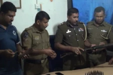 மட்டக்களப்பில் பொலித்தீன் பையில் சுற்றிவைக்கப்பட்டிருந்த ஆயுதங்கள் மீட்பு