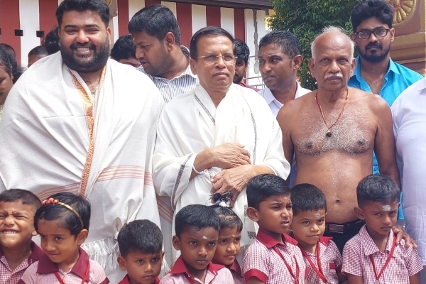 நல்லூர் கந்தன் ஆலயத்தில் முன்னாள் ஜனாதிபதி மைத்திரி மனமுருகி வழிபாடு!(Photos) | Maithiripala Worship At Nallur Kandan Temple