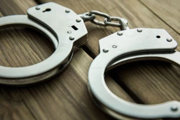 නිධන් හාරන්න යමින් සිටිය දී පොලිස් ලොක්කෙකුට වැඩ වැරදෙයි..