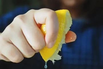 எலுமிச்சை தோலை இப்படியும் பயன்படுத்தலாம் தெரியுமா?