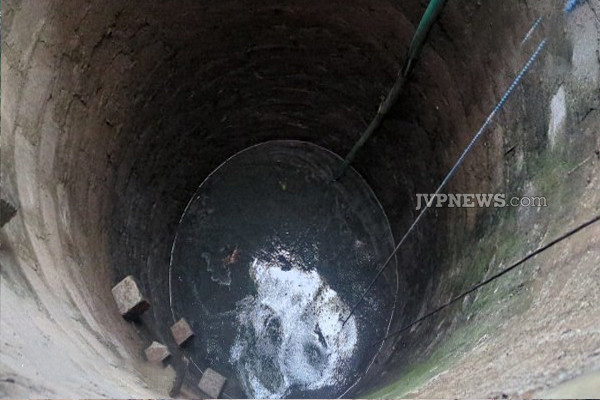 முல்லைத்தீவில் கிணற்றுக்குள் இருந்து வெளியேறும் மண்ணெண்ணெய் | Kerosene Seeping Out Of A Well In Mullaitivu