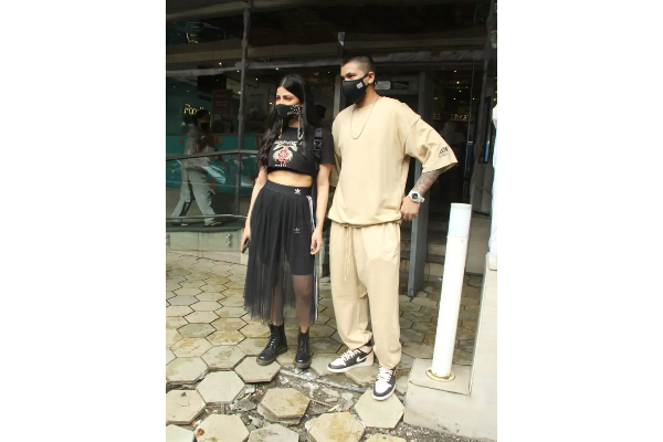 ஸ்ருதிஹாசனின் காதலர் யார் தெரியுமா? மாடர்ன் உடையில் காதலரோடு ஊர் சுற்றும் புகைப்படங்கள் | Actrss Shruthihassan With Her Lover In Mumbai