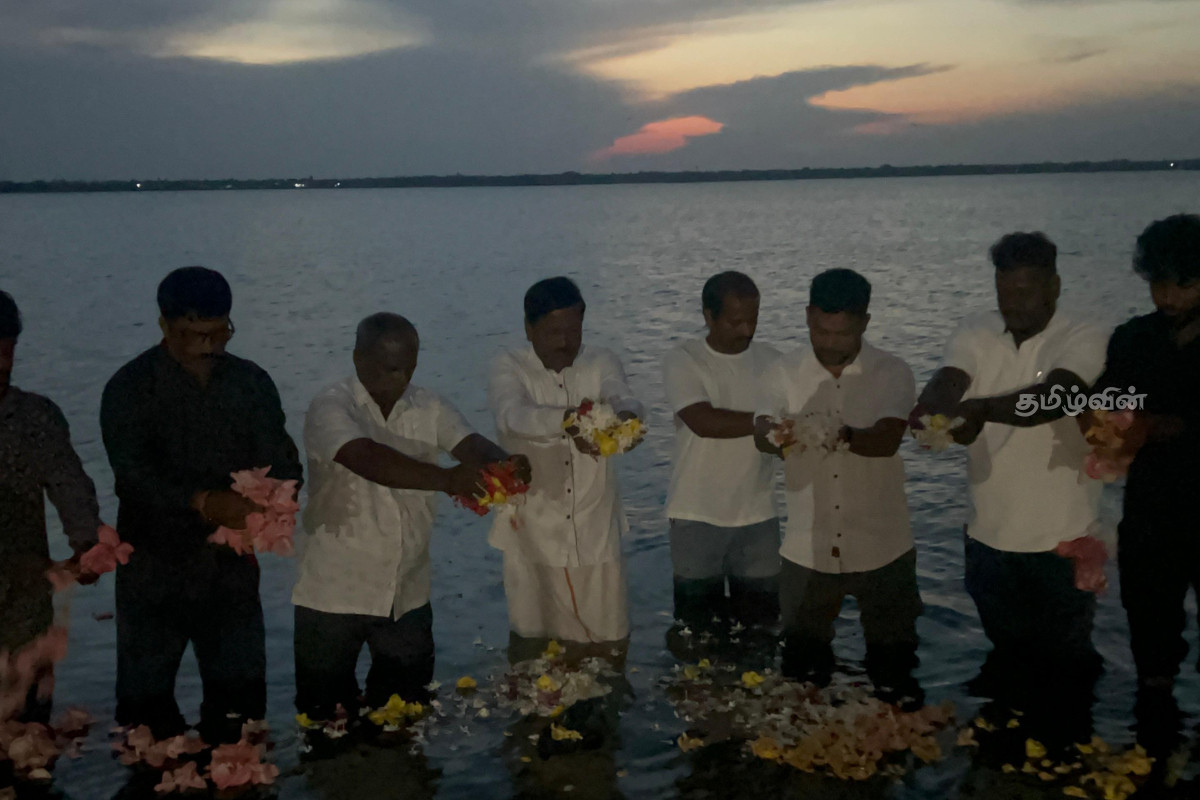 முள்ளிவாய்க்காலில் உயிர்நீத்த உறவுகளுக்காக நந்திக்கடலில் அஞ்சலி | Tribute Who Lost Lives Mullivaikkal Nanthi Kadal
