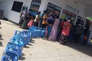 யாழில் சமையல் ஏரிவாயுக்காக காத்திருக்கும் மக்களின் அவலநிலை!