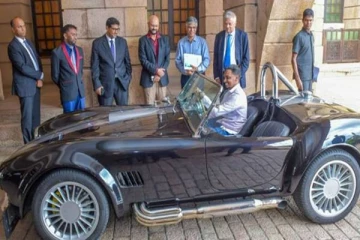 ஜனாதிபதி செயலகத்தில் காட்சிப்படுத்தப்பட்ட இலங்கையில் தயாரிக்கப்பட்ட முதல் கார்