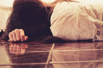 පියාගේ අවවාදයකට 13 හැවිරිදි සිසුවියක් සියදිවි නසාගනියි..!