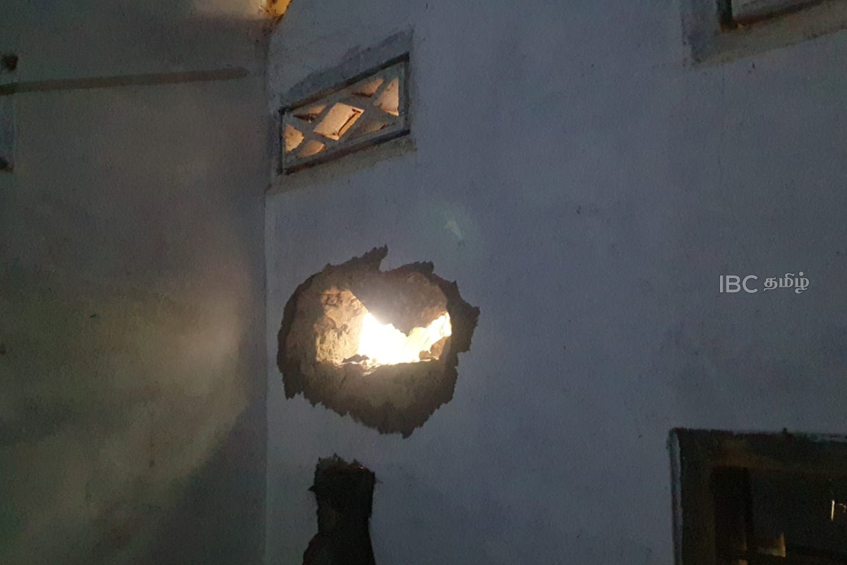 யாழில் மின்னல் தாக்கத்திற்கு இலக்காகி வீடொன்று சேதம்! | A House Was Damaged By Lightning In Jaffna