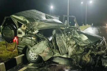 கார் மீது டெம்போ மோதி கோர விபத்து - ஒரே குடும்பத்தைச் சேர்ந்த 4 பேர் பலி!