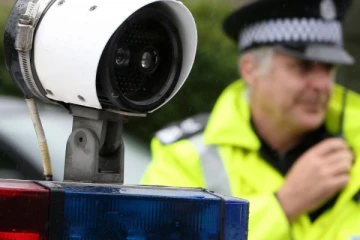 பிரித்தானியாவில் வீதிகளில் வேவு பார்க்கும் கமராவை பொருத்தும் பொலிசார்