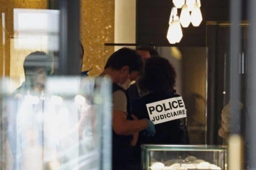 பாரிஸில் பட்டப்பகலில் பரபரப்பு சம்பவம்!