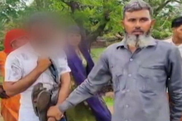 இளைஞர்களை மலம் தின்ன வற்புறுத்தி கொடுமை; பொலிஸார் அதிரடி! | Forced Youth To Eat Excrement India