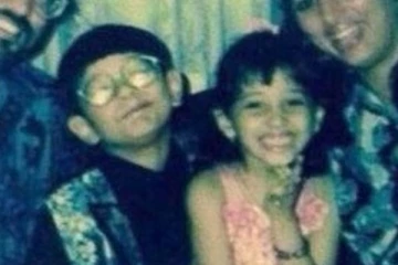 இந்த புகைப்படத்தில் இருக்கும் இந்திய அளவில் பிரபலமான நடிகை யார் தெரியுமா.. தெரிஞ்சா ஷாக் ஆகிடுவீங்க