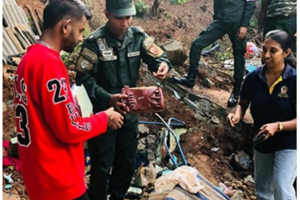 மீட்பு பணிகளின் போது 30 இலட்சம் பணம் 50 இலட்சம் நகைகள் இராணுவத்தால் மீட்பு | 30 Lakh Cash Jewelry Recovered Landslide மீட்பு பணிகளின் போது 30 இலட்சம் பணம் 50 இலட்சம் நகைகள் இராணுவத்தால் மீட்பு | 30 Lakh Cash Jewelry Recovered Landslide