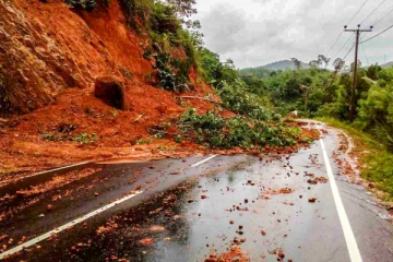 மஸ்கெலியாவில் மண்சரிவில் புதையுண்ட ஐவர் மீட்பு