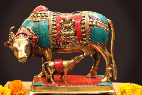 வாஸ்து தோஷங்களை விரட்டி அதிர்ஷ்டத்தை ஈர்க்கும் சிலை- உடனே இதை செய்யுங்கள் | Benefits Of Keeping Kamadhenu Statue At Home