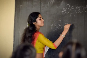சேலை அணியாது சென்ற ஆசிரியருக்கு எதிர்ப்பு!