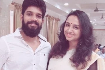 பாண்டியன் ஸ்டோர்ஸ் சீரியல் குமரன் மனைவியின் அப்பா, அம்மாவை பார்த்துள்ளீர்களா - அழகிய குடும்பம்