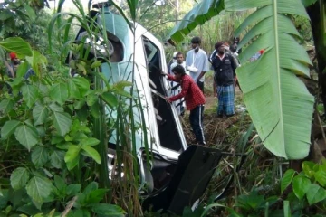 வழி தவறி பயணித்த வான் விபத்து - 5 பேர் பலத்த காயம் (Photos)