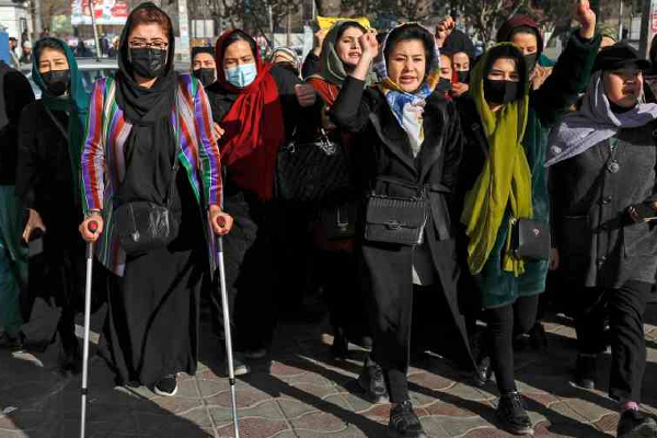 ஆப்கானிஸ்தானில் போராட்டத்தில் குதித்த மாணவிகள்! | The Students Jumped Protest In Afghanistan
