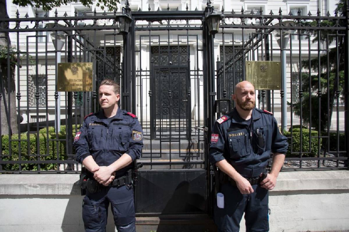 பாதுகாப்புக் காரணங்களுக்காக... நான்கு ரஷ்யத் தூதர்களை வெளியேற்றிய ஐரோப்பிய நாடு | Russian Diplomats Austria Expels