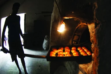மாவு, முட்டைக்கு பாரிய தட்டுப்பாடு - இழுத்து மூடப்பட்டன 2000 பேக்கரிகள் -ஒரு இலட்சம் பேர் நிர்க்கதி