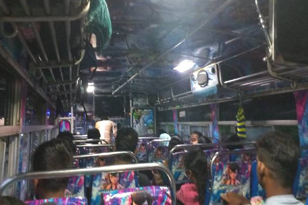 உயிரை கையில் பிடித்துக்கொண்டு பயணம் செய்யும் பயணிகளின் பரிதாப நிலை! | Pity Of Passengers Traveling In Danger Sri Lanka