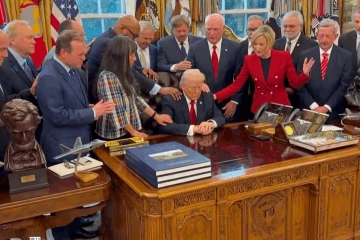 ධවල මන්දිරයේ වටකරගෙන.. ට්‍රම්ප්ට දෙවියන්ගෙම පිහිටයි