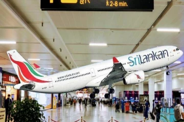 வெளிநாடு செல்வதை தவிர்க்குமாறு அரசியல்வாதிகளிடம் கோரிக்கை