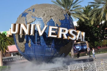 ஒருவருடத்தின் பின்னர்  திறக்கப்பட்ட  "யுனிவர்சல் ஸ்டூடியோஸ்"; படையெடுத்த மக்கள்