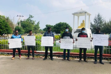 அரசியல் கைதிகளை உடனடியாக விடுதலை செய்யக் கோரி திருகோணமலையில் போராட்டம் (photo)