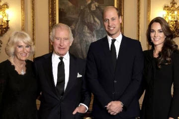 பிரித்தானிய மன்னர் சார்லஸ் மற்றும் அரச வாரிகளின் முதல் அதிகாரப்பூர்வ புகைப்படம் வெளியீடு!