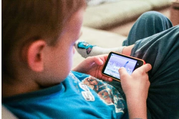 செல்போனில் விளையாடிய மகனை அடித்துக்கொன்ற தந்தை - அதிர்ச்சி சம்பவம்