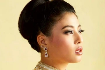 සුනඛයින් හා විසූ තායි කුමරිය සති ගණනක් සිහිසුන් වෙයි..!