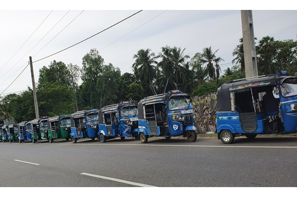 களுவாஞ்சிகுடியில் எரிபொருளை பெற்றுக்கொள்ள மக்கள் மிக நீண்ட வரிசையில் காத்திருப்பு (Video) | People Waiting Long Queues Get Fuel Kaluwanchikudi