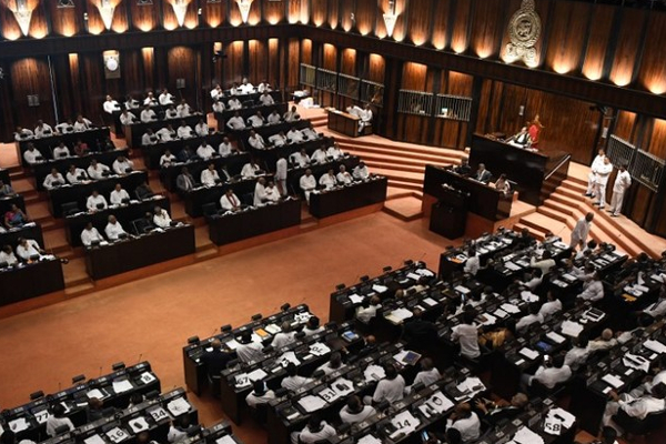 நாடாளுமன்றத்தில் மயங்கி விழுந்த பொலிஸார் | Policeman Fainted In Parliament And In Hospital நாடாளுமன்றத்தில் மயங்கி விழுந்த பொலிஸார் | Policeman Fainted In Parliament And In Hospital