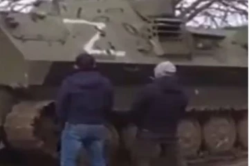 ரஷ்யா டாங்கி மீது சிறுநீர் கழித்த உக்ரைனியர்கள்