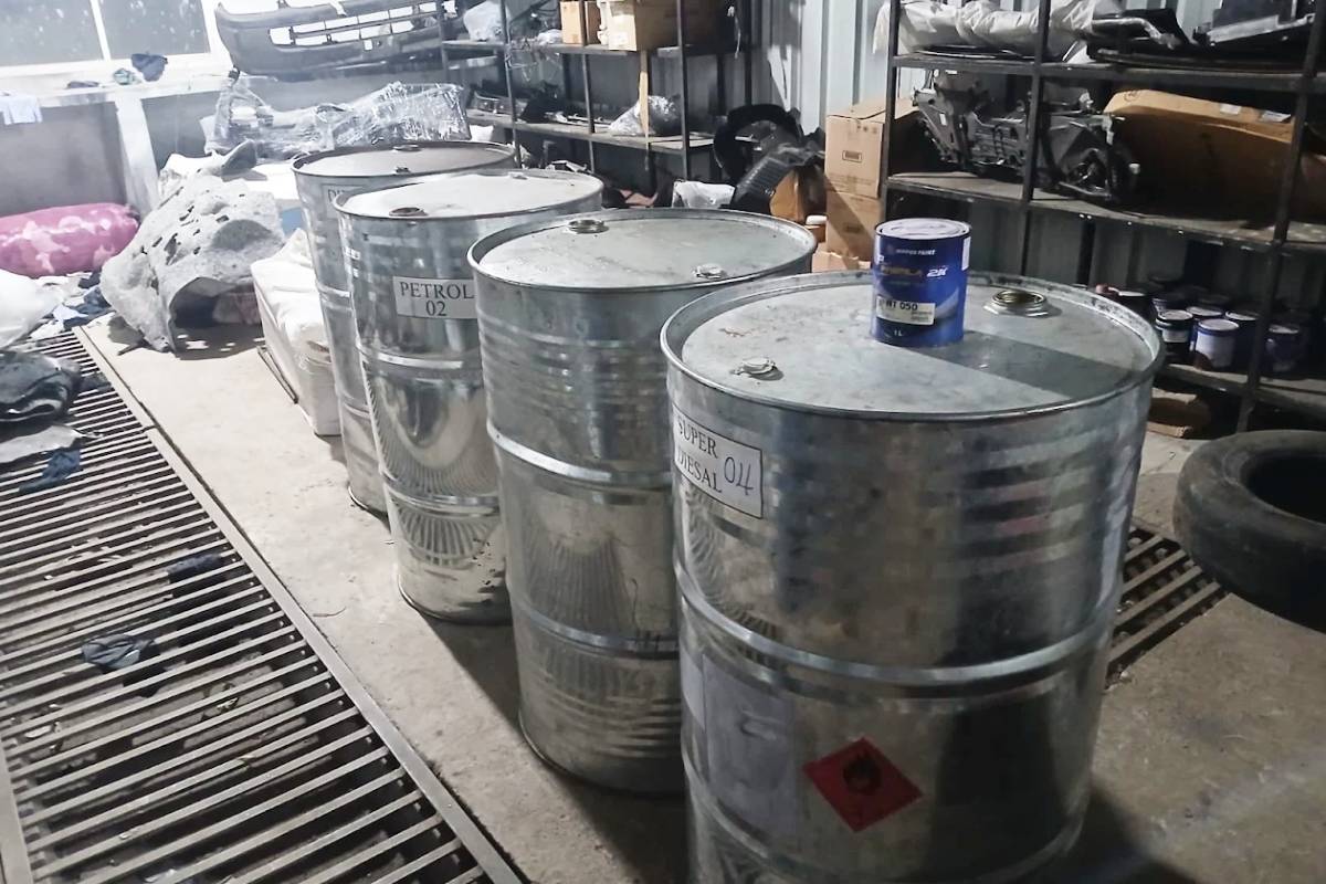 வவுனியாவில் களஞ்சியப்படுத்தி வைக்கப்பட்டிருந்த எரிபொருட்கள் அதிரடிப்படையினரால் மீட்பு | Fuels Captured Vavuniya Police