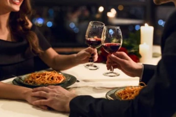 ஹொட்டலொன்றில் 66 வயது  பெண்ணொருவரும்  28 வயதான இளைஞனும் செய்த மோசமான செயல்!