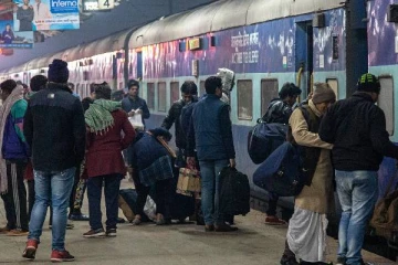 தீபாவளிக்கு ரயிலில் செல்வோர் கவனத்திற்கு.., இந்த 6 பொருட்களை எடுத்துச் செல்ல வேண்டாம்