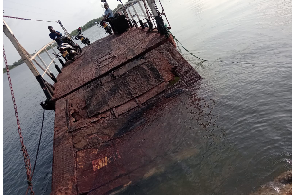 ஆபத்தான நிலையில் பயணிக்கும் யாழ் மக்கள் (படங்கள்) | Kayts To Karainagar Pathai Sevice Issue