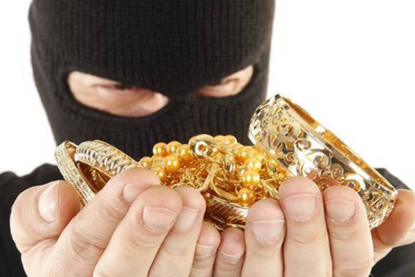 பல இடங்களில் கைவரிசை; யாழில் பதுங்கியவர்களை மடக்கிய பொலிஸார்! | Police Arrest Robbery Jaffna