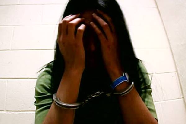 சுற்றுலாப் பயணியின் 6.2 லட்சம் ரூபாய் திருட்டு ; ரகசிய கேமராவில் சிக்கிய விடுதி உரிமையாளரின் மகள் | Hotel Owner Daughter Caught Tourist Rs 6 2 Lakh