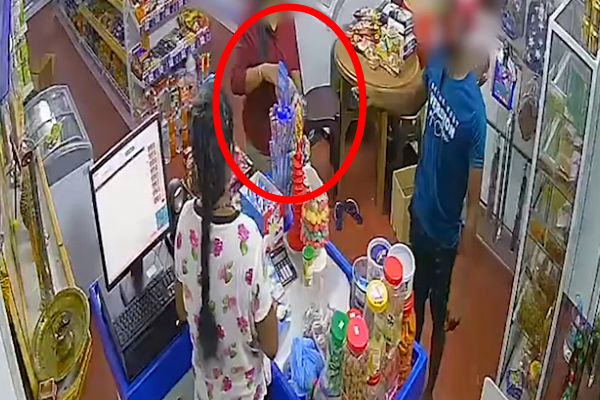 யாழில் கடைக்கு வந்த நபரின் செயலால் அதிர்ந்துபோன பெண்கள் ; இப்படியுமா! | Gold Chain Cut Off Of Woman Standing Shop Jaffna