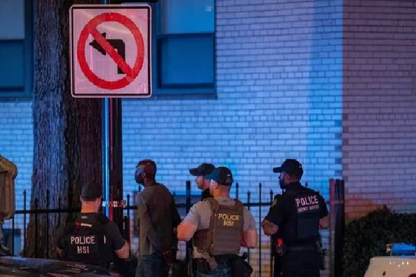 வீட்டுக்குள் இறந்துகிடந்த பெண்மணி: பேரனை சுட்டுக்கொன்ற பொலிசார் | North Carolina Police Shoot 13 Year Old Suspected