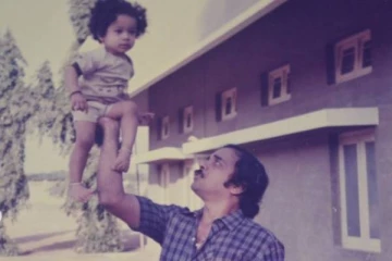 தனது அப்பா கையில் பொம்மை போல உட்கார்ந்திருக்கும் இந்த நடிகர் யார் தெரியுமா?