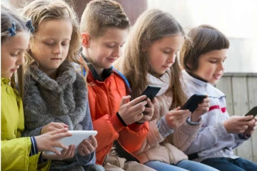பிரித்தானியாவில் சிறுவர்கள் தொலைபேசி பயன்பாட்டுக்கு கட்டுப்பாடு