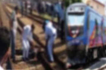 දුම්රිය මාර්ගයේ ඇඳවැටුනු දරුවෙකුට දෙමාපියන් බලාසිටියදී සිදුවූ දේ.