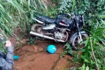 பள்ளத்தில் பாய்ந்த மோட்டார் சைக்கிள்: கடற்படை வீரருக்கு நேர்ந்த கதி