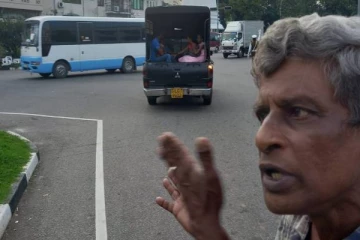 வெம்பி வெம்பி அழுத குழந்தைகள்: போலீஸ் வண்டியில் அழைத்து சென்ற அதிகாரிகள்!